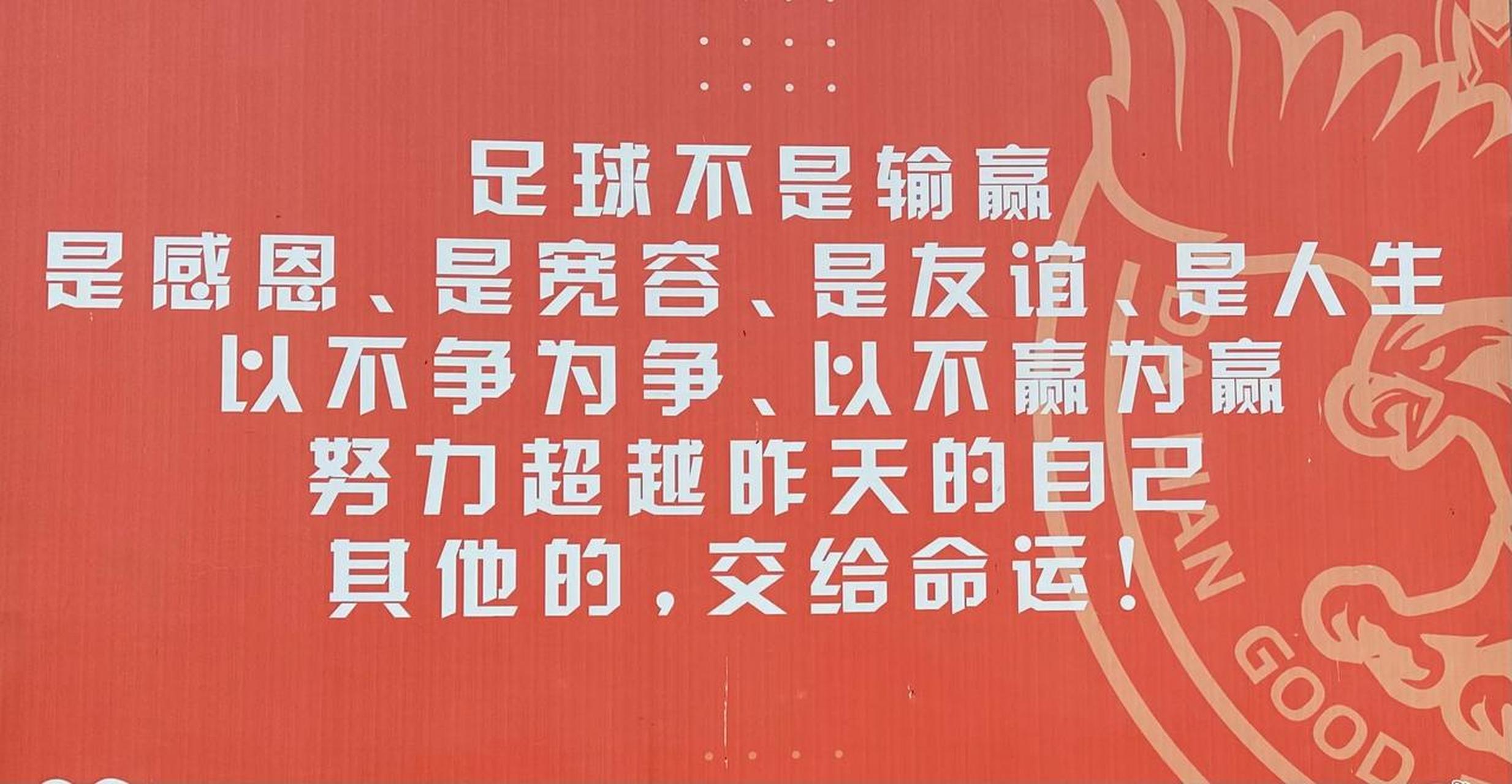 精彩国际赛事触动球迷热情，球员表现备受瞩目