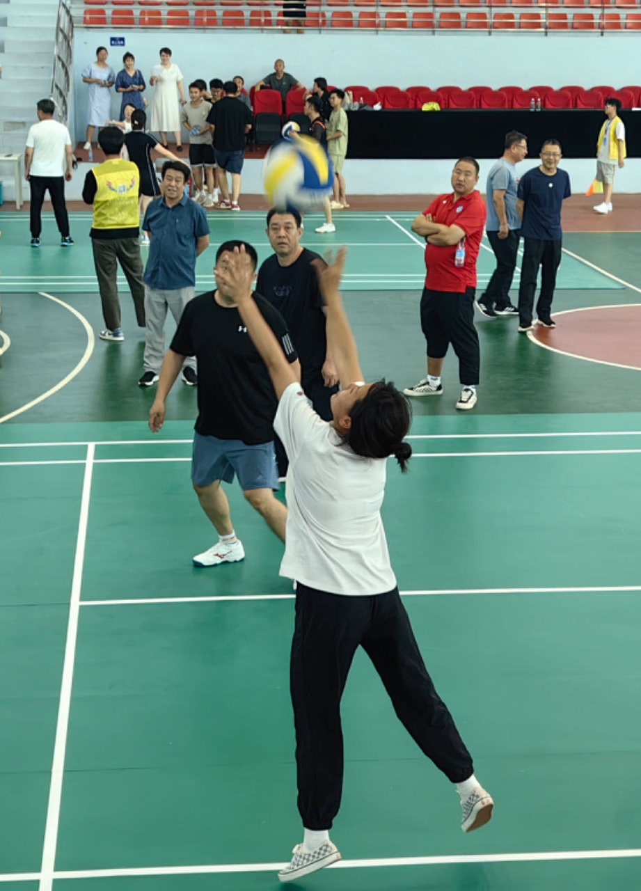 一场充满激情的比赛赢得了观众掌声