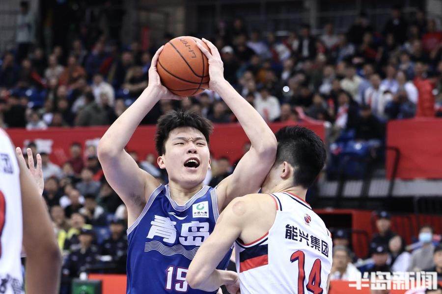 青岛男篮在比赛中取得胜利，夺得胜利