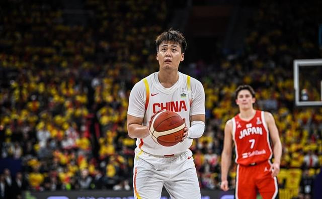篮球比赛中球员们以决心与毅力征服对手