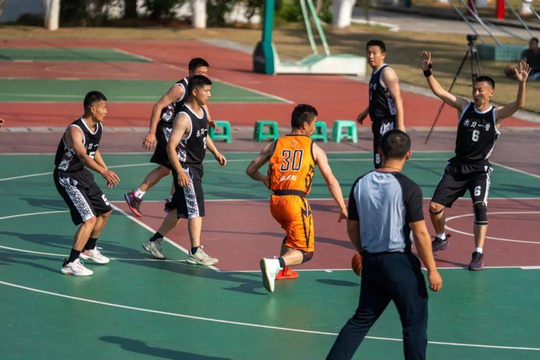 马来西亚篮球联赛中球员热血拼搏
