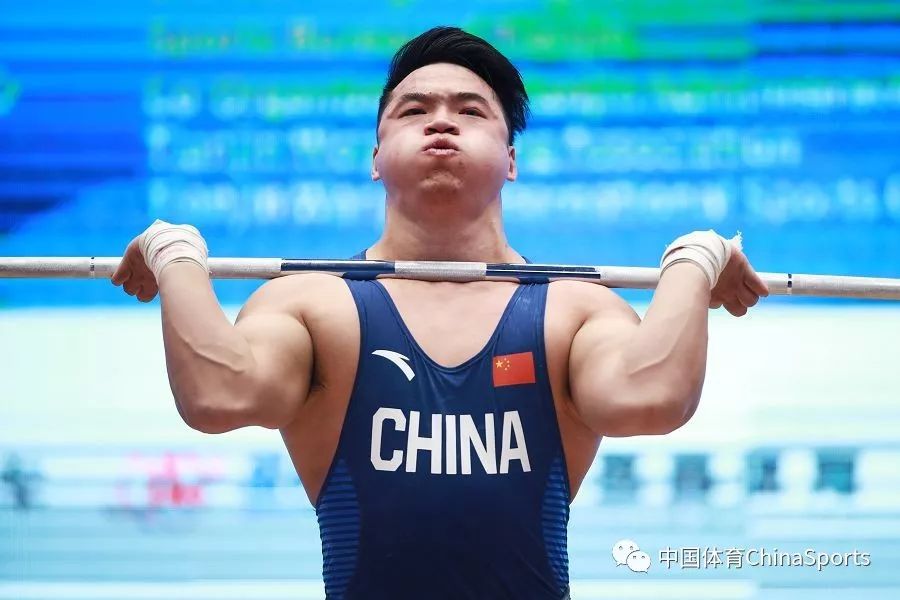 俄罗斯选手斩获举重冠军
