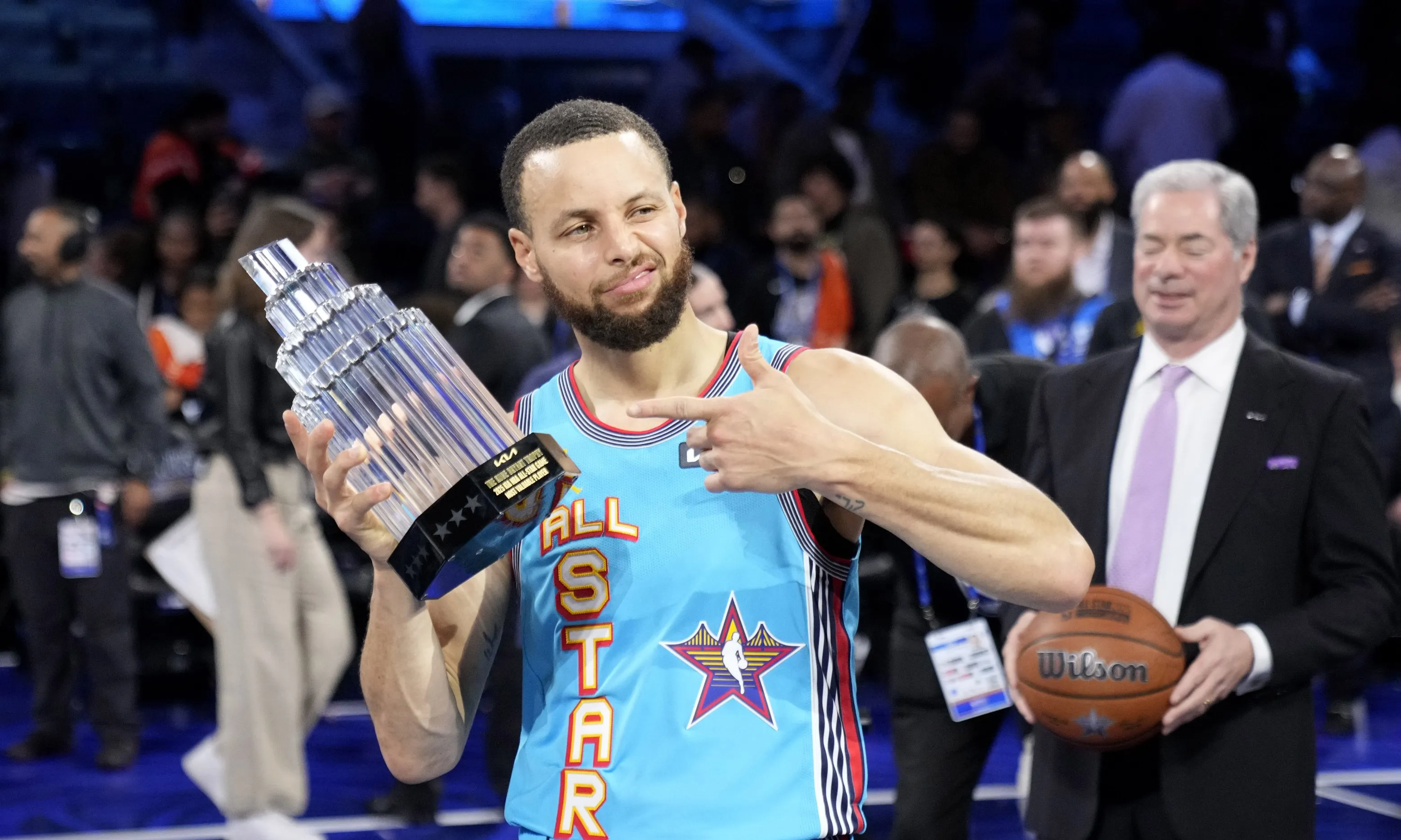 篮球球员勇夺全明星赛MVP