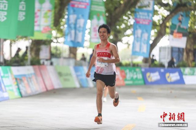 马拉松比赛选手拼尽全力,奔跑向终点 马拉松比赛选手拼尽全力,奔跑向终点