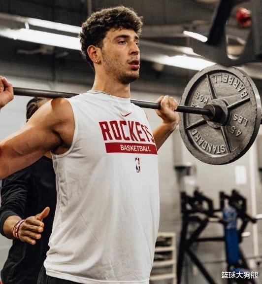 火箭队内线碾压,顺利晋级下一轮 火箭队内线碾压,顺利晋级下一轮