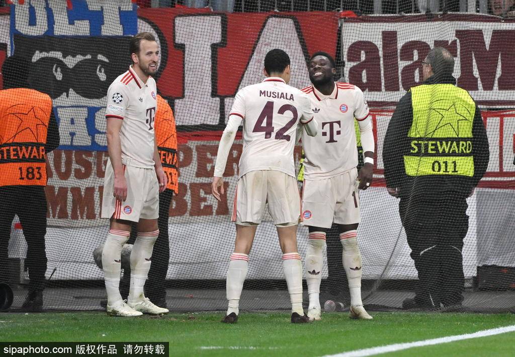 拜仁慕尼黑球员精彩表现,轻松击败对手 拜仁慕尼黑球员精彩表现,轻松击败对手