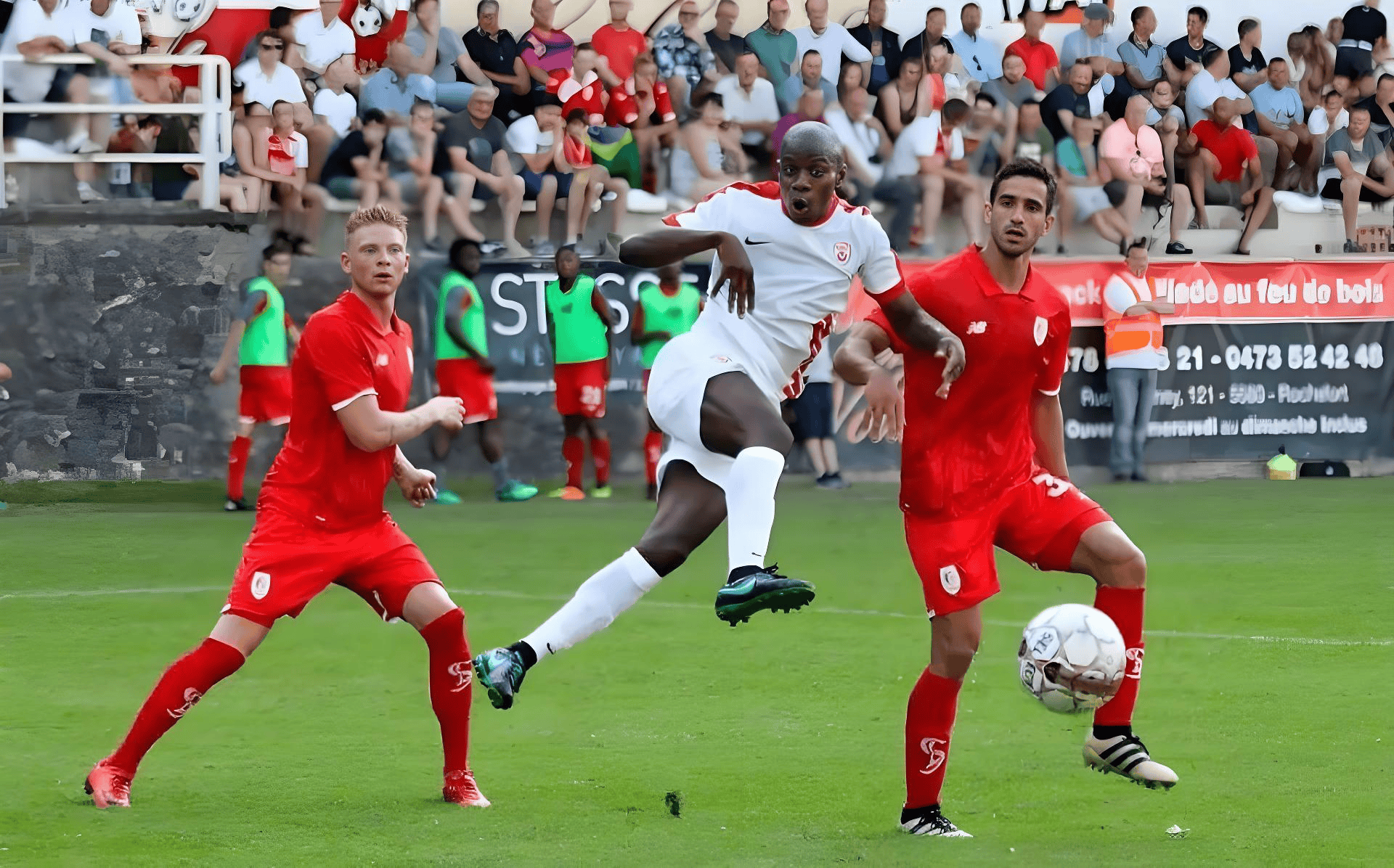 阿贾克斯豪取荷甲联赛领先位置 阿贾克斯豪取荷甲联赛领先位置