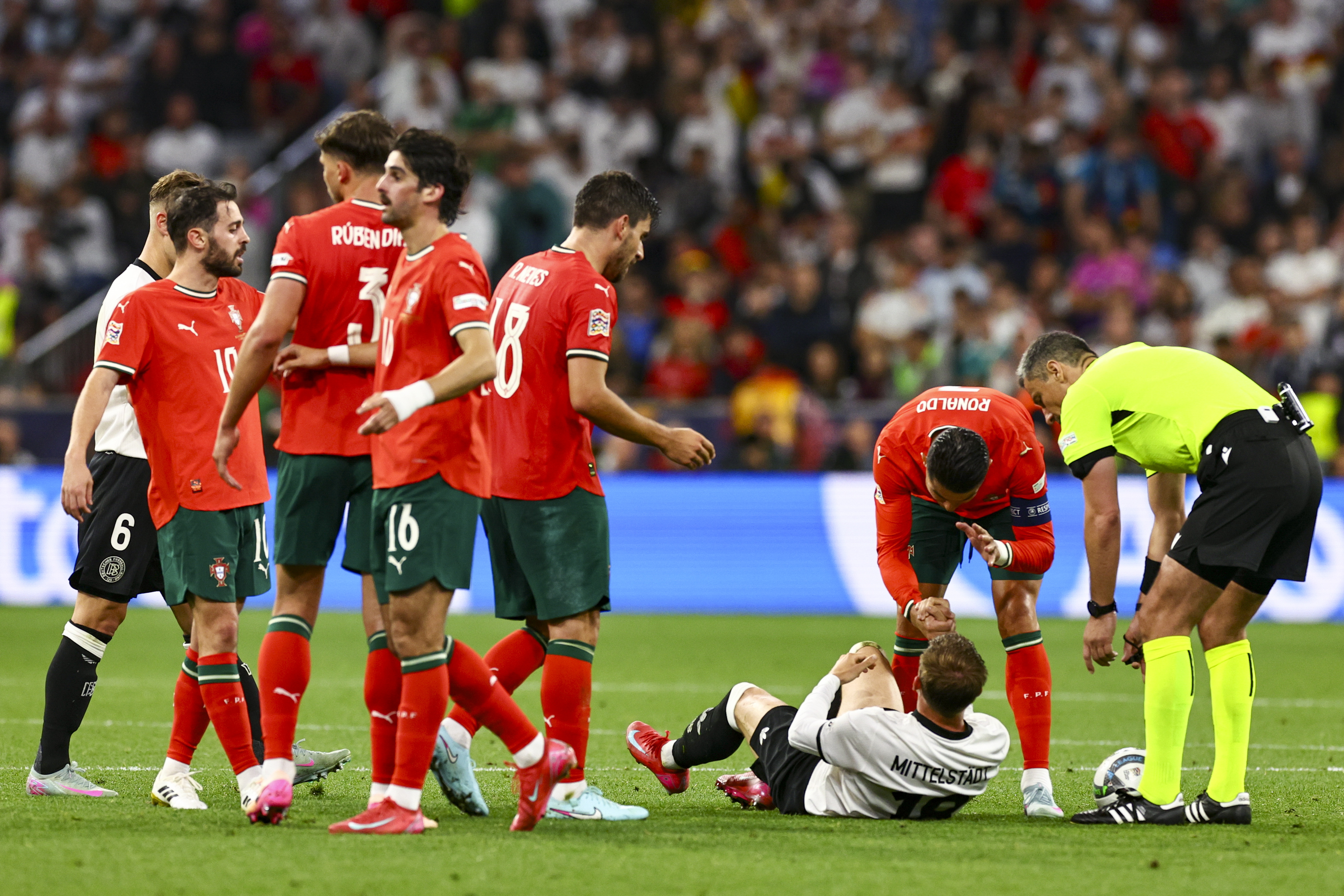 雷速官网-欧国联赛半决赛精彩回放，球迷欢呼不已